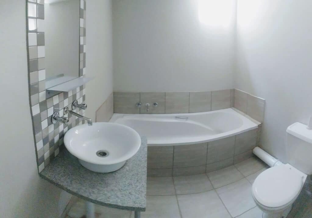 Colorado - 3 Bedroom - Bathroom 1